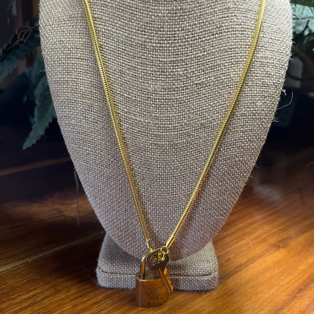 Louis Vuitton Gold Lock On off brand chain No 336 Works. Authentic - Picture 1 of 4